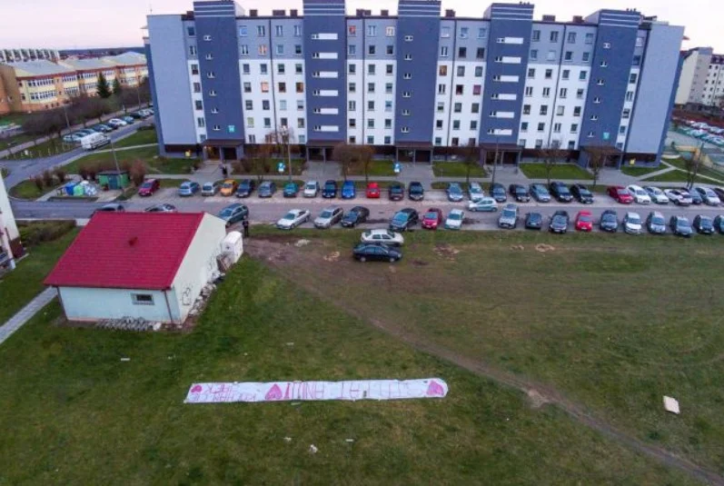 Obrazek do pytania - Kilka lat temu Jacek w nietypowy sposób złożył życzenia urodzinowe swojej ukochanej. Na jakim osiedlu zaprezentował swój baner?