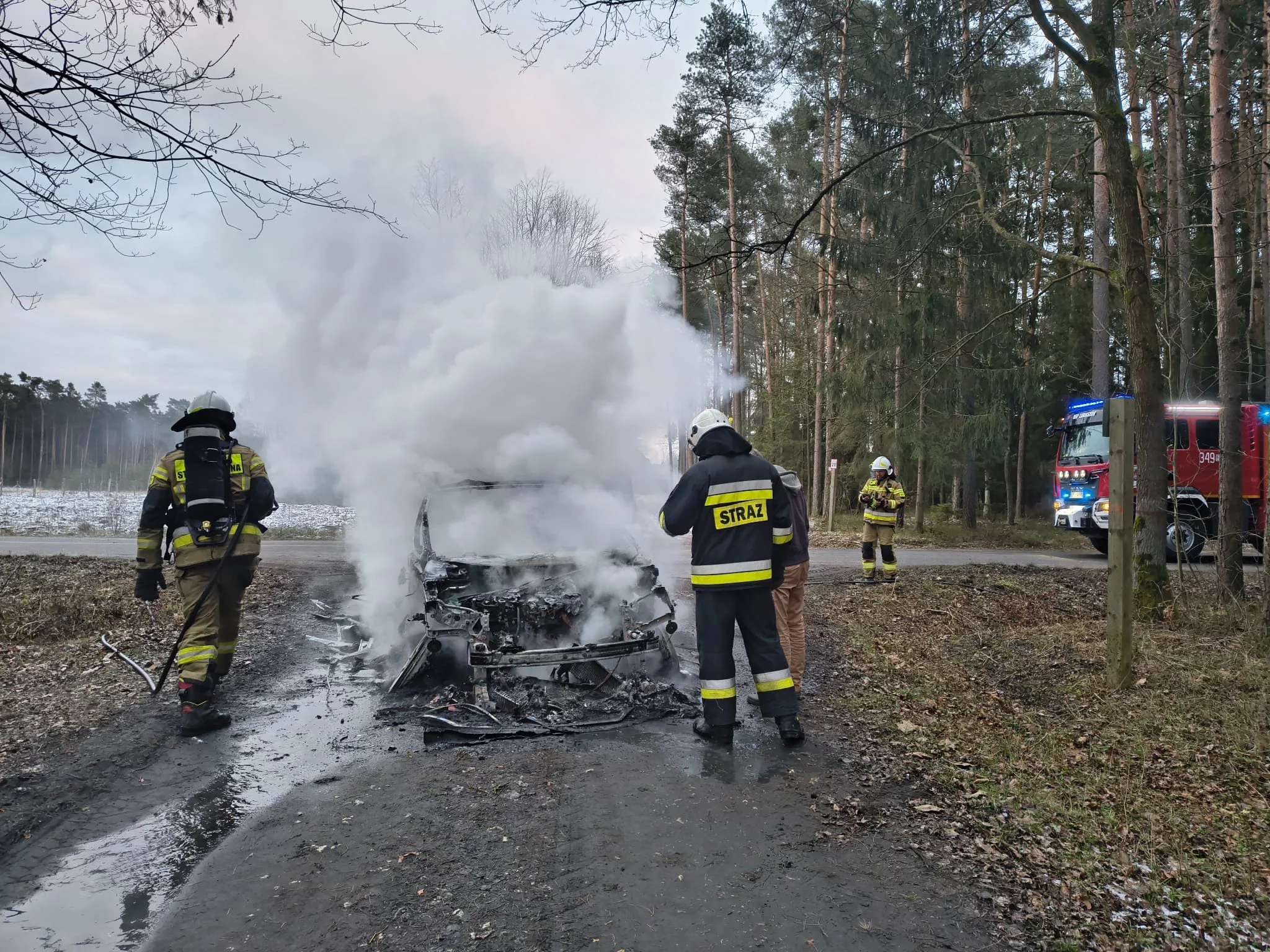Osobówka spłonęła pod Piotrkowem