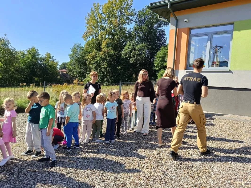 158 osób opuściło budynek. Co działo się w szkołach?