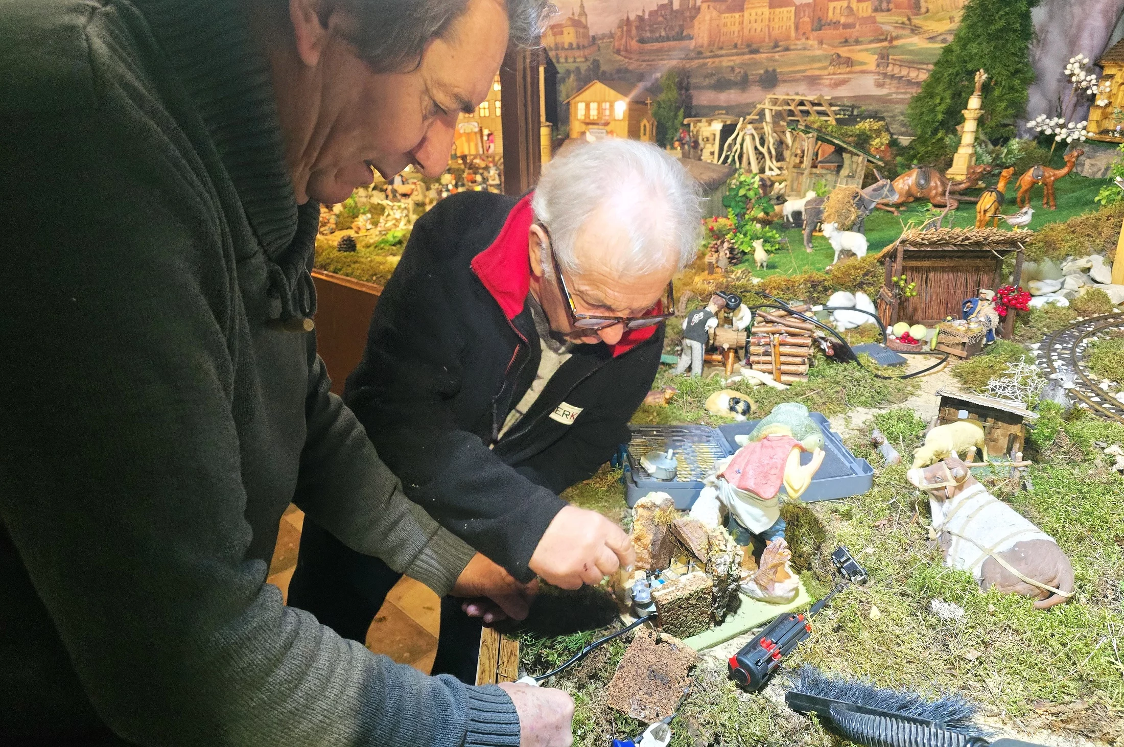 Ruchoma szopka w Piotrkowie Trybunalskim z lokomotywą jadącą... do tyłu. Musisz zobaczyć ją choć raz w życiu