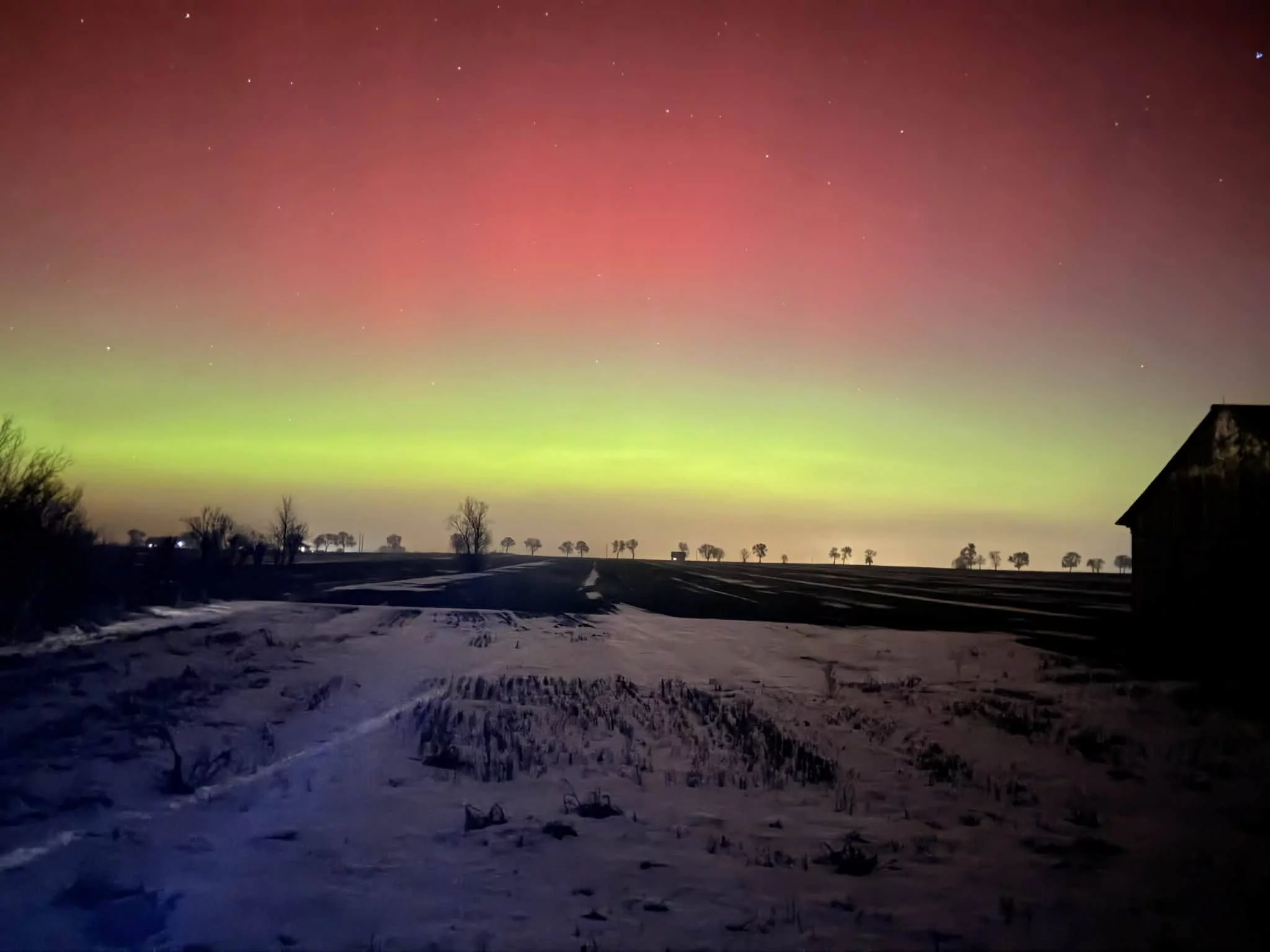 Niesamowita zorza nad Piotrkowem. Mieszkańcy uchwycili przepiękne zjawisko na niebie