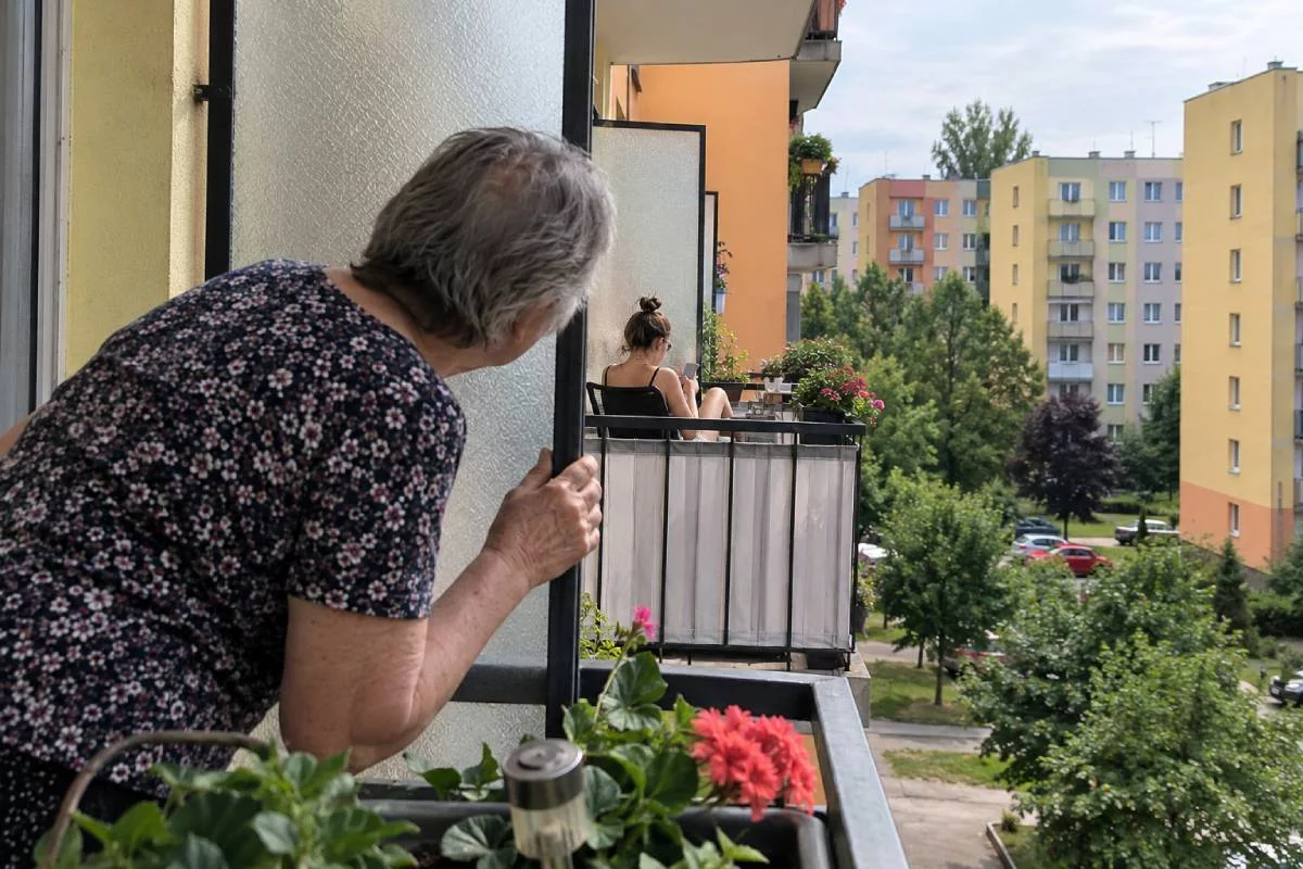 Koniec zaglądania do sąsiadów. Nowe przepisy w blokach wchodzą już za kilka dni