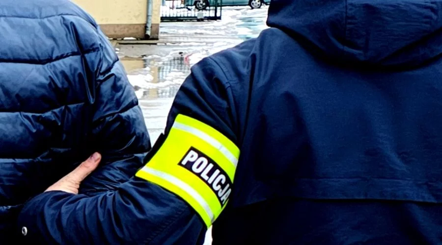 Dziwne zachowanie mężczyzn zwróciło ich uwagę. Akcja policji w Piotrkowie