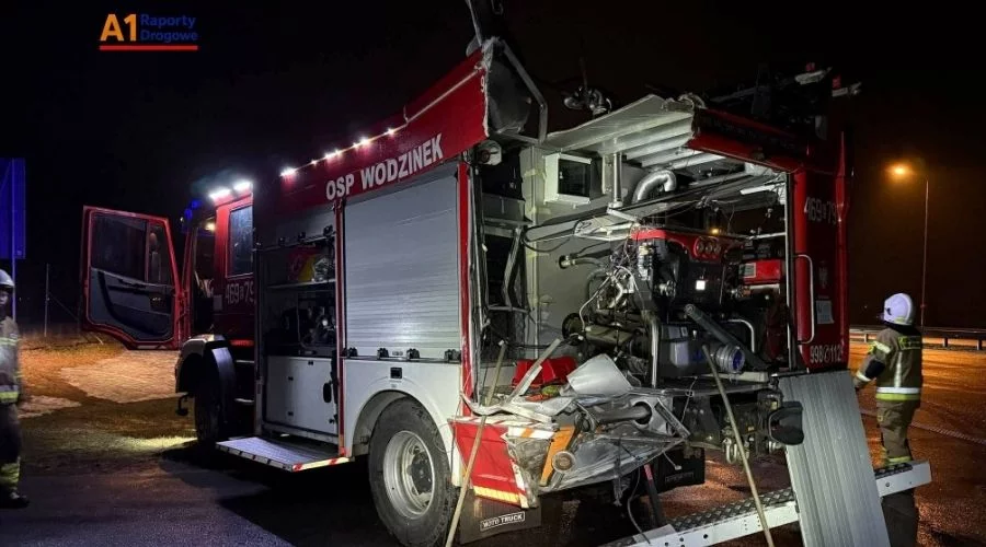 Ciężarówka wjechała w wóz strażacki. Nocna akcja na A1