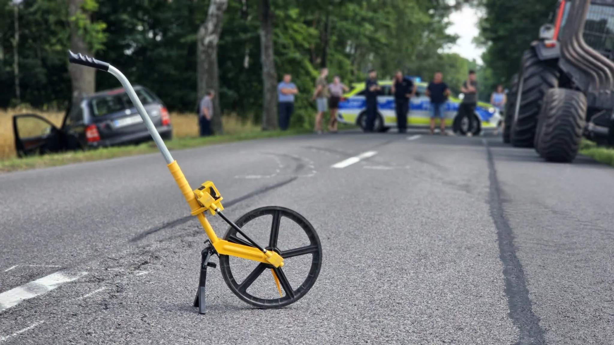 Wypadek w powiecie piotrkowskim. Droga zablokowana, służby na miejscu