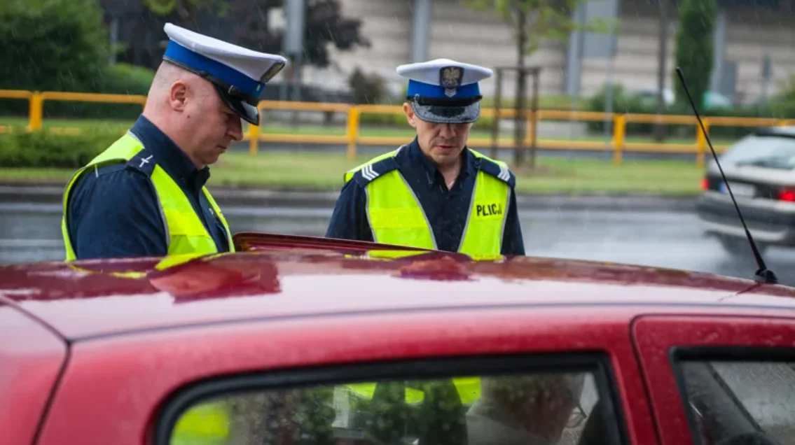 Kierowcy z Łódzkiego mogą się zdziwić. Wystarczy przekroczyć prędkość o 1 km by dostać mandat. Ile?