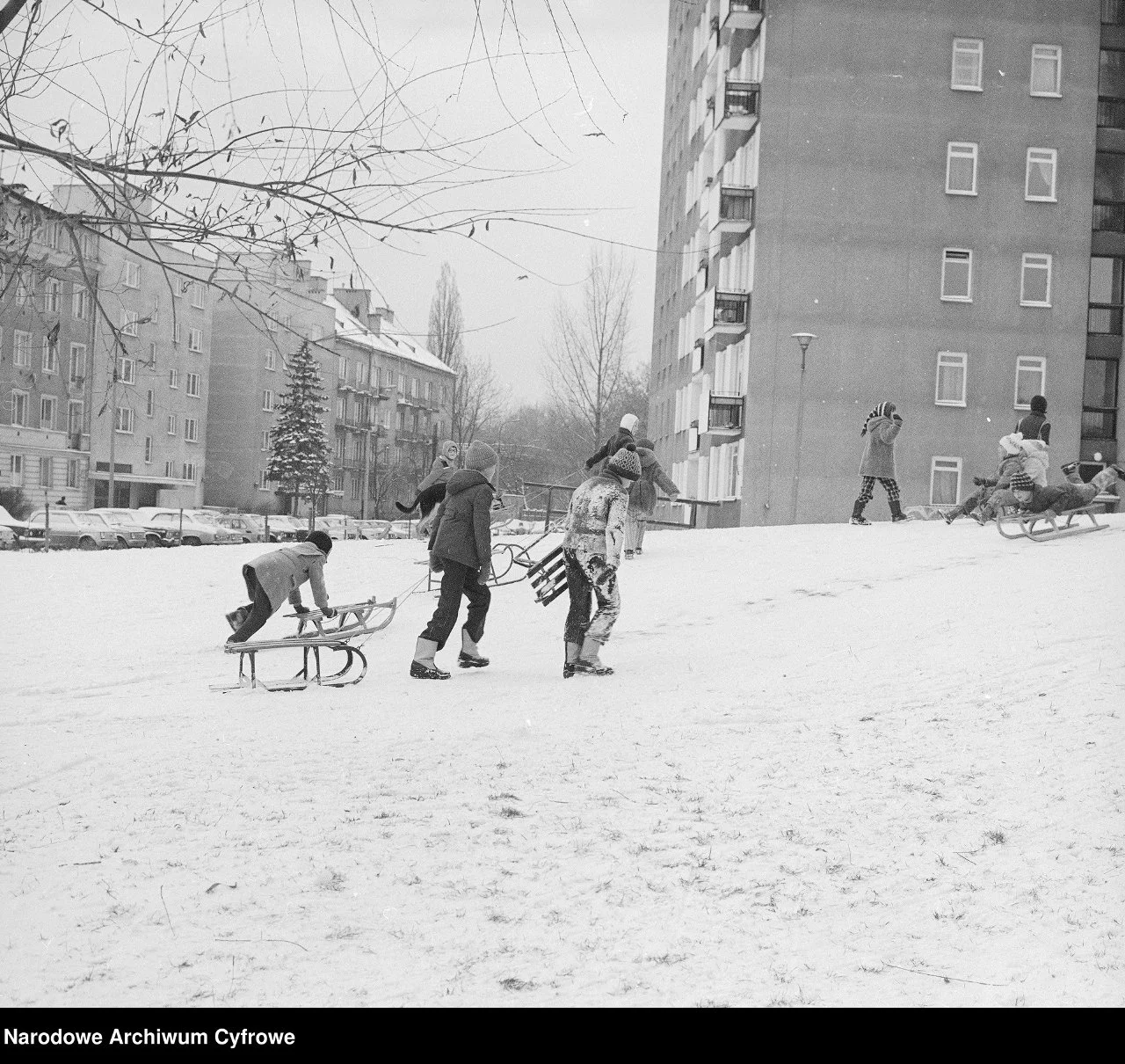 Zimowe zabawy w czasach PRL-u. Jak spędzano ferie zimowe kilkadziesiąt lat temu? [ZDJĘCIA]