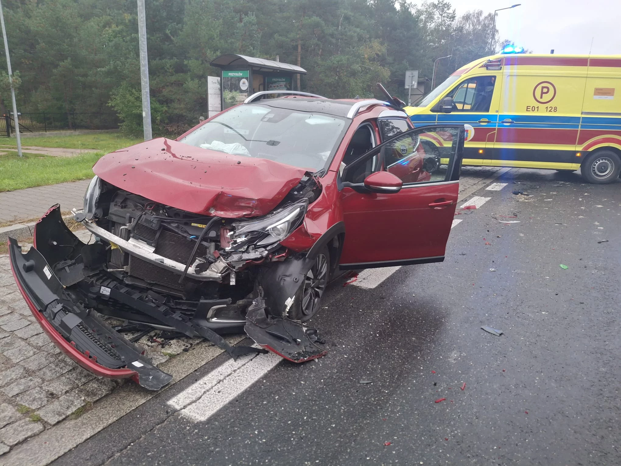 Karambol z udziałem dzieci na DK12 w Przygłowie. Dwie osoby trafiły do szpitala