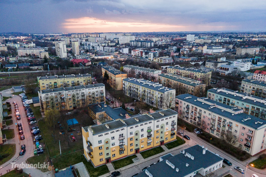 Tysiące budynków w kraju błysną czerwienią. Na liście także Piotrków