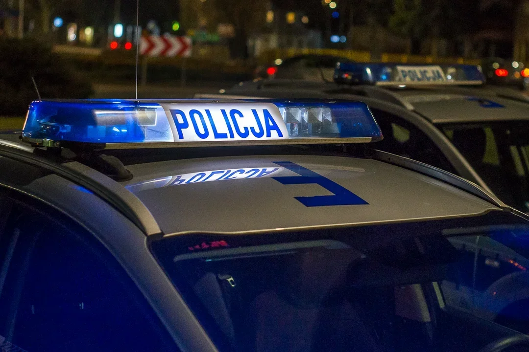 BMW wjechało w barierki przy przejściu dla pieszych. Kierująca uciekła