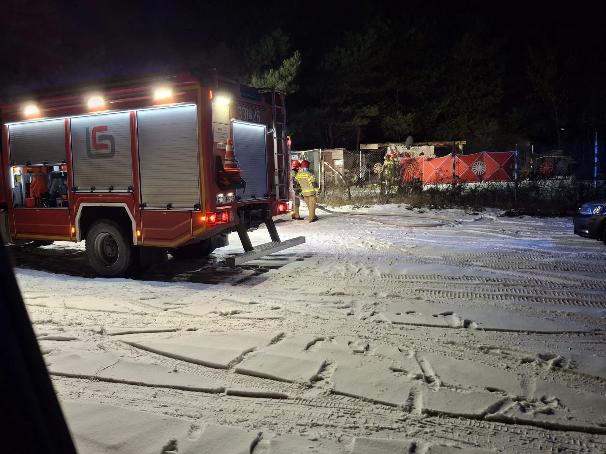 Dramat w Piotrkowie. Spłonął obiekt, ze środka strażacy wydobyli ciało