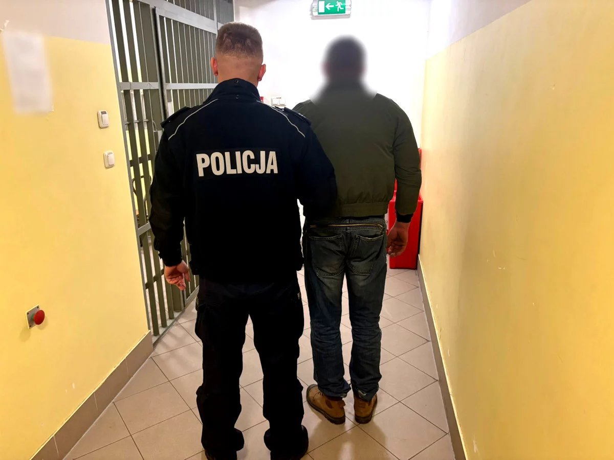 Kompletnie pijany wjechał do rowu. Policyjna akcja zakończyła się... w łóżku