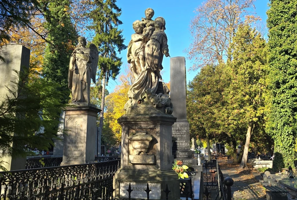 Znane nazwiska na cmentarzach w Łódzkiem. W Piotrkowie spoczywają bohaterowie polskiej historii