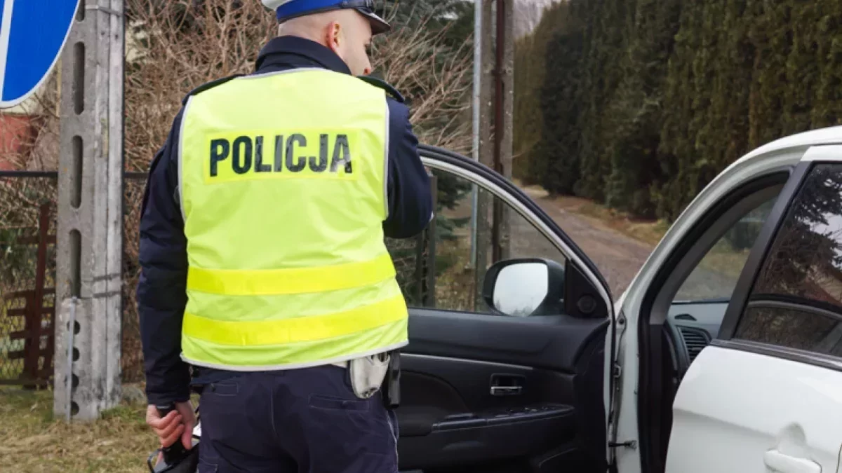 Jechał po chodniku w Srocku. W samochodzie... dwie butelki wódki