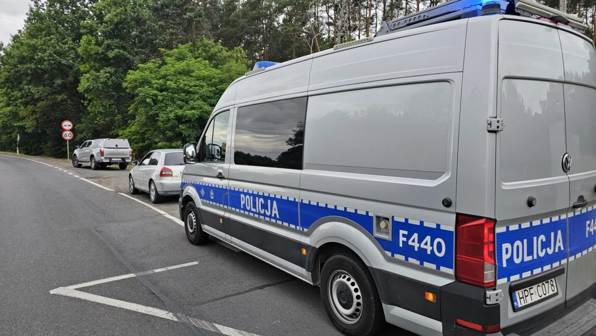 Policyjny pościg pod Piotrkowem. Na widok mundurowych kierowca dał gaz do dechy [FILM]