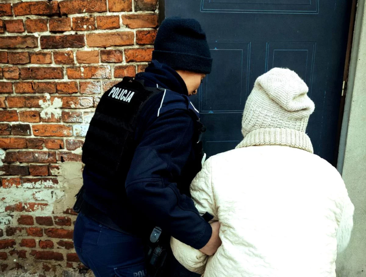 O krok od tragedii w Piotrkowie. Policjanci uratowali kobietę