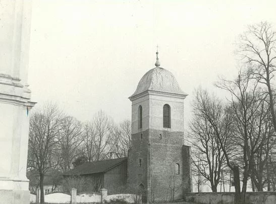 Skąd gotycka wieża przy kościele Witowie? To średniowieczna baszta obronna [ZDJĘCIA]