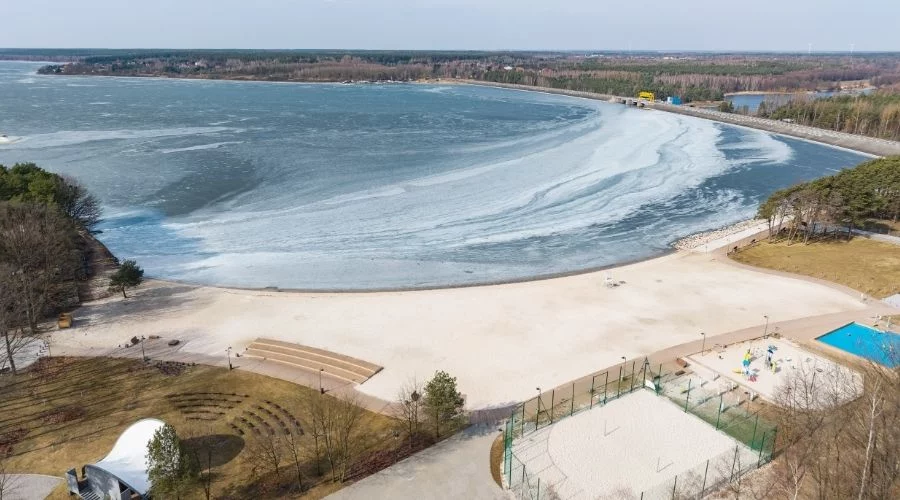 Taka plaża w centrum Polski. Obok stoi zabytkowa perełka