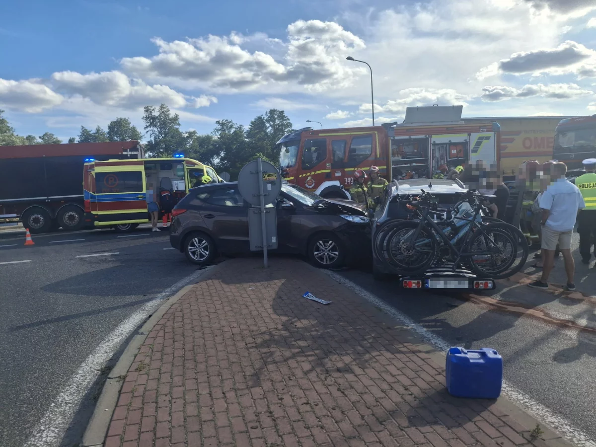 O krok od tragedii na DK12. Ranne roczne dziecko i 6-latek