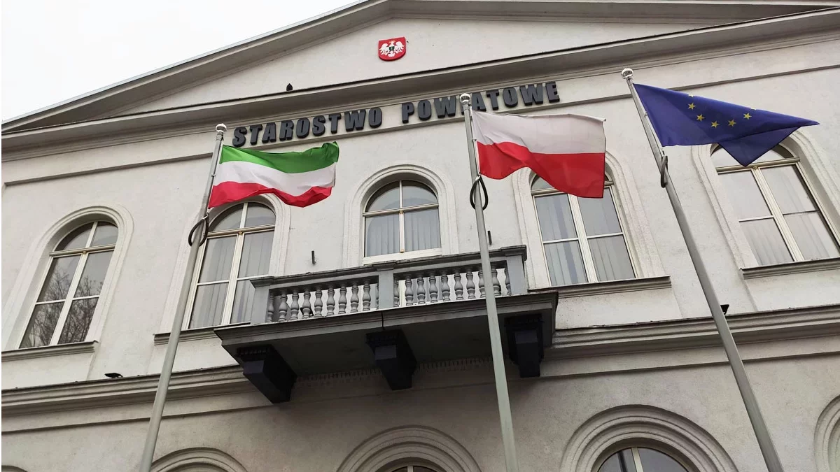 Starostwo w Piotrkowie szuka pracownika. Jakie są zarobki i wymagania?