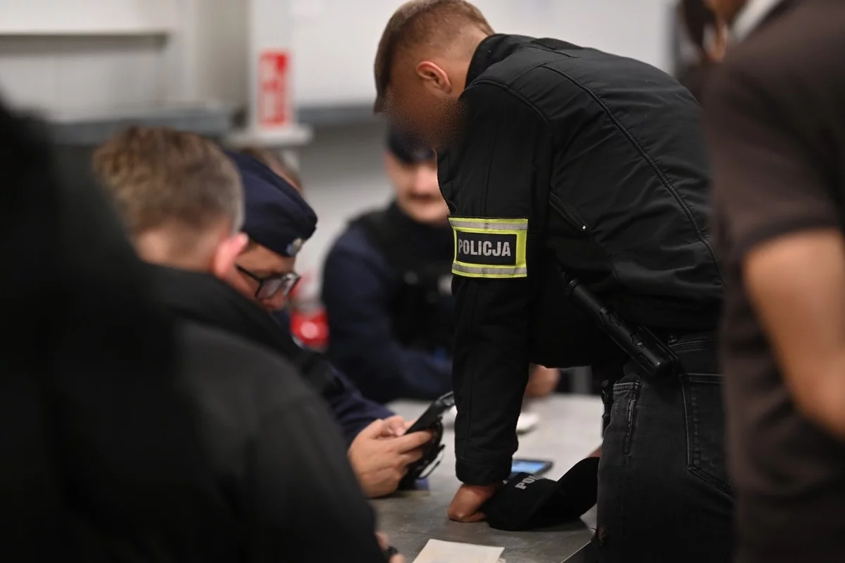 Wielka akcja służb w Łódzkiem. Jeden z poszukiwanych chciał się ukryć pod... kołdrą