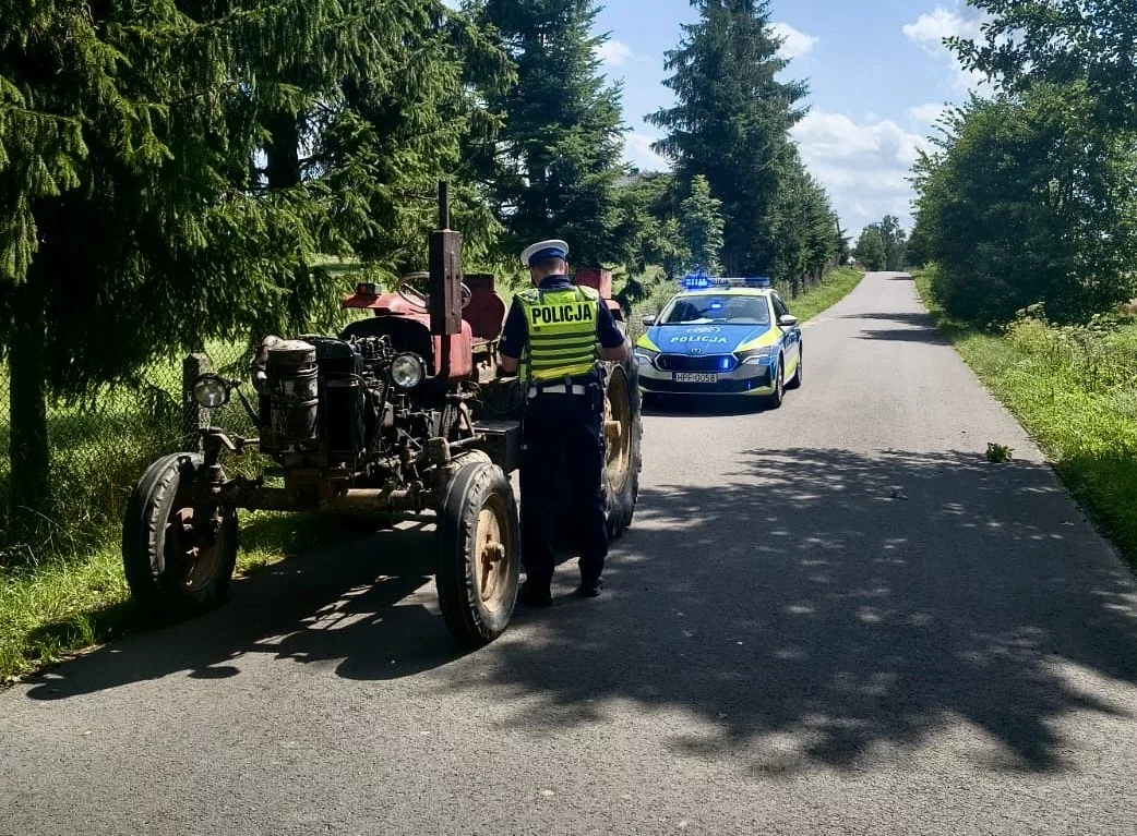 Był tak pijany, iż na alkomacie zabrakło skali. Pogoń za ciągnikiem niedaleko Piotrkowa