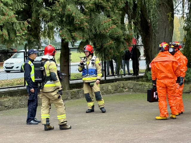 Podejrzana przesyłka w szkole pod Piotrkowem. Ewakuacja i akcja służb ratunkowych