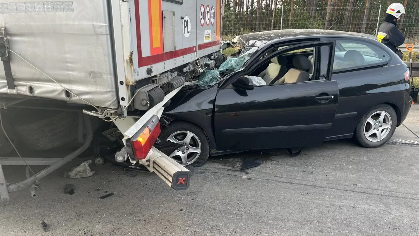 Osobówka wbiła się w tira na S8. Interweniowali druhowie z OSP w Wolborzu