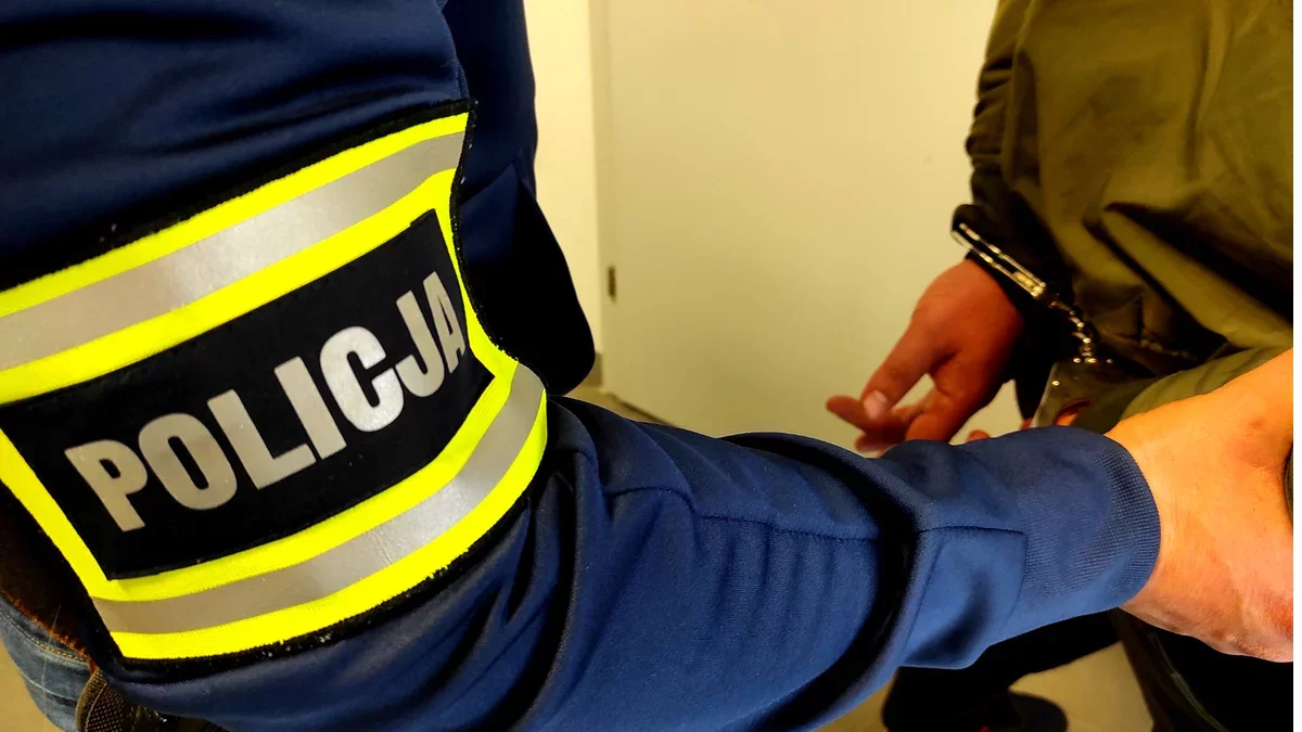 Przekroczenie uprawnień, korupcja i udział w zorganizowanej grupie przestępczej. Trzej policjanci z powiatu piotrkowskiego zatrzymani
