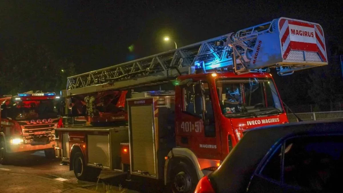 Siłowe otwarcie mieszkania w Piotrkowie. Strażacy uratowali człowieka