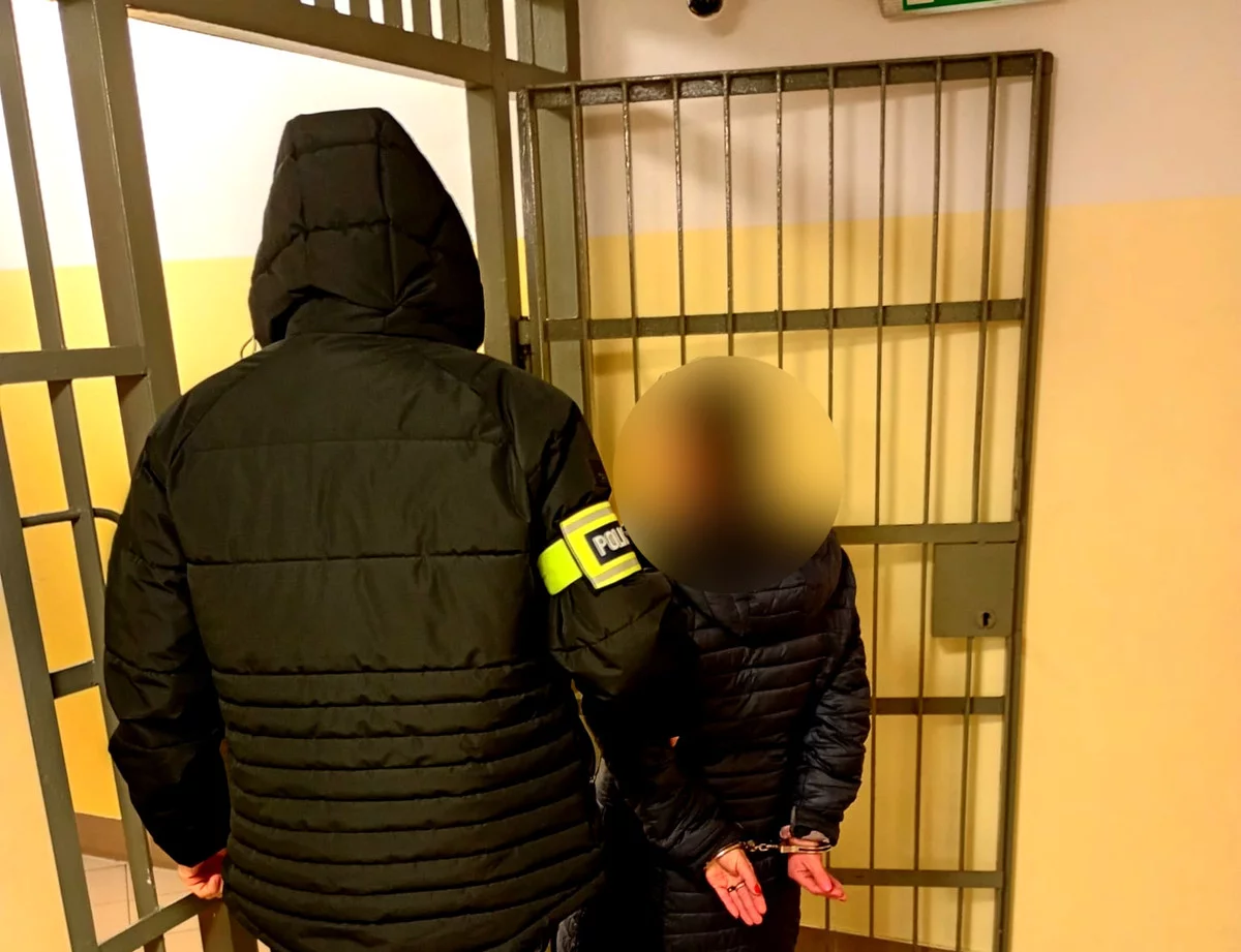 Niebezpiecznie przy paczkomacie pod Piotrkowem. Kompletnie pija kobieta wsiadła za kierownicę i....