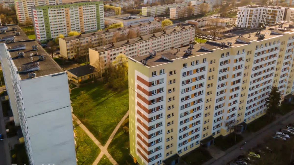 Koniec z „papierowymi ścianami” w blokach. Ogromne zmiany w miastach już od 20 września?