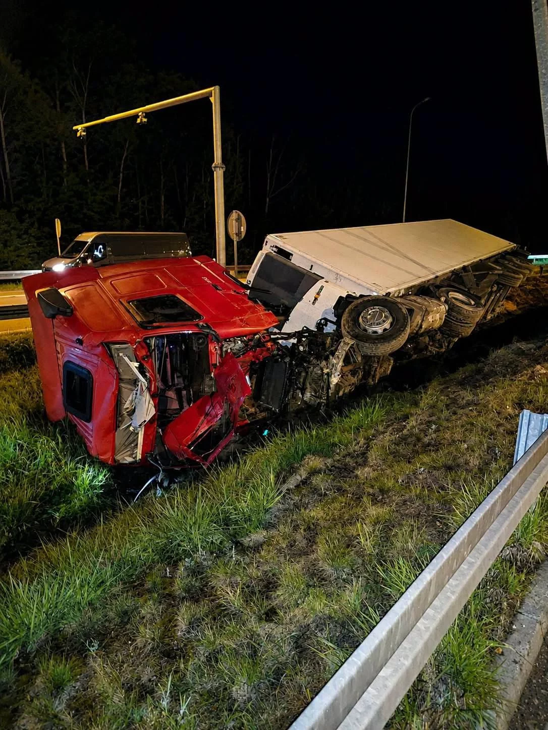 Wypadek na A1 w woj. łódzkim. Ciężarówka przebiła bariery i wypadła z jezdni
