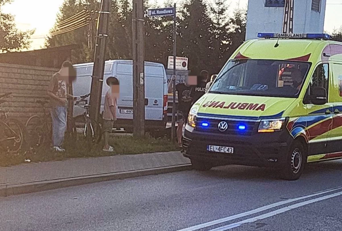 Rowerzyści potrąceni na przejściu. Jedna osoba ranna
