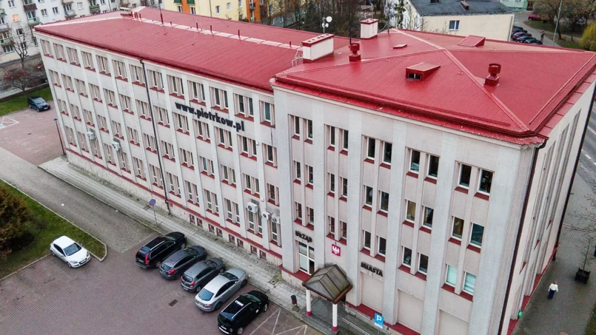 Urząd w Piotrkowie szuka pracownika. Takie są wymagania i wynagrodzenie
