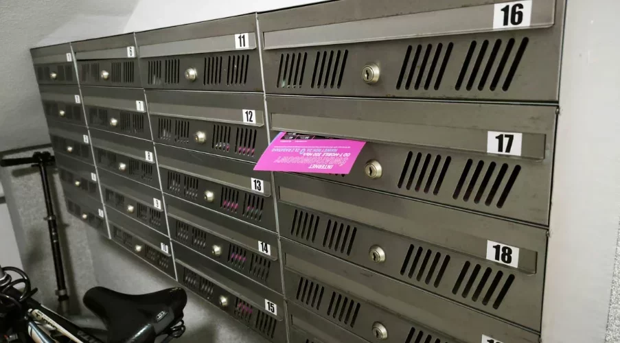 Koniec ze skrzynkami, a... nieobecni będą płacić listonoszowi. Zmiany od 2026