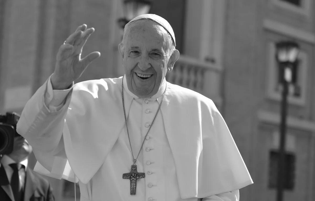 Żałoba narodowa w Polsce po śmierci papieża Franciszka. Czy wolno organizować wesele lub komunię?