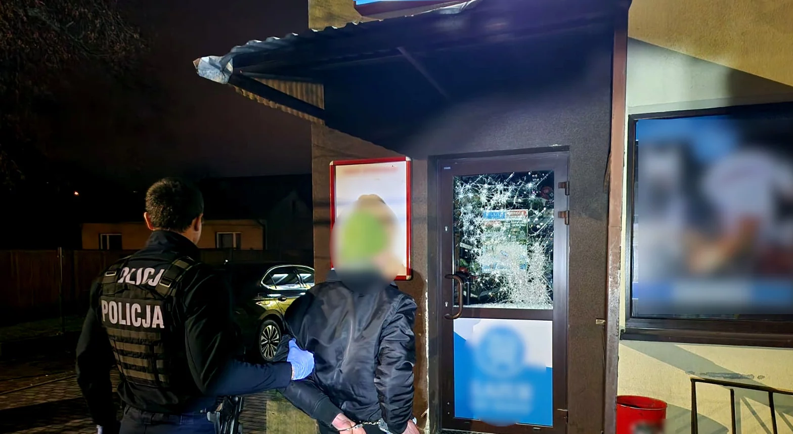Wandal wybił szybę w sklepie pod Piotrkowem. Na ile oszacowano straty?