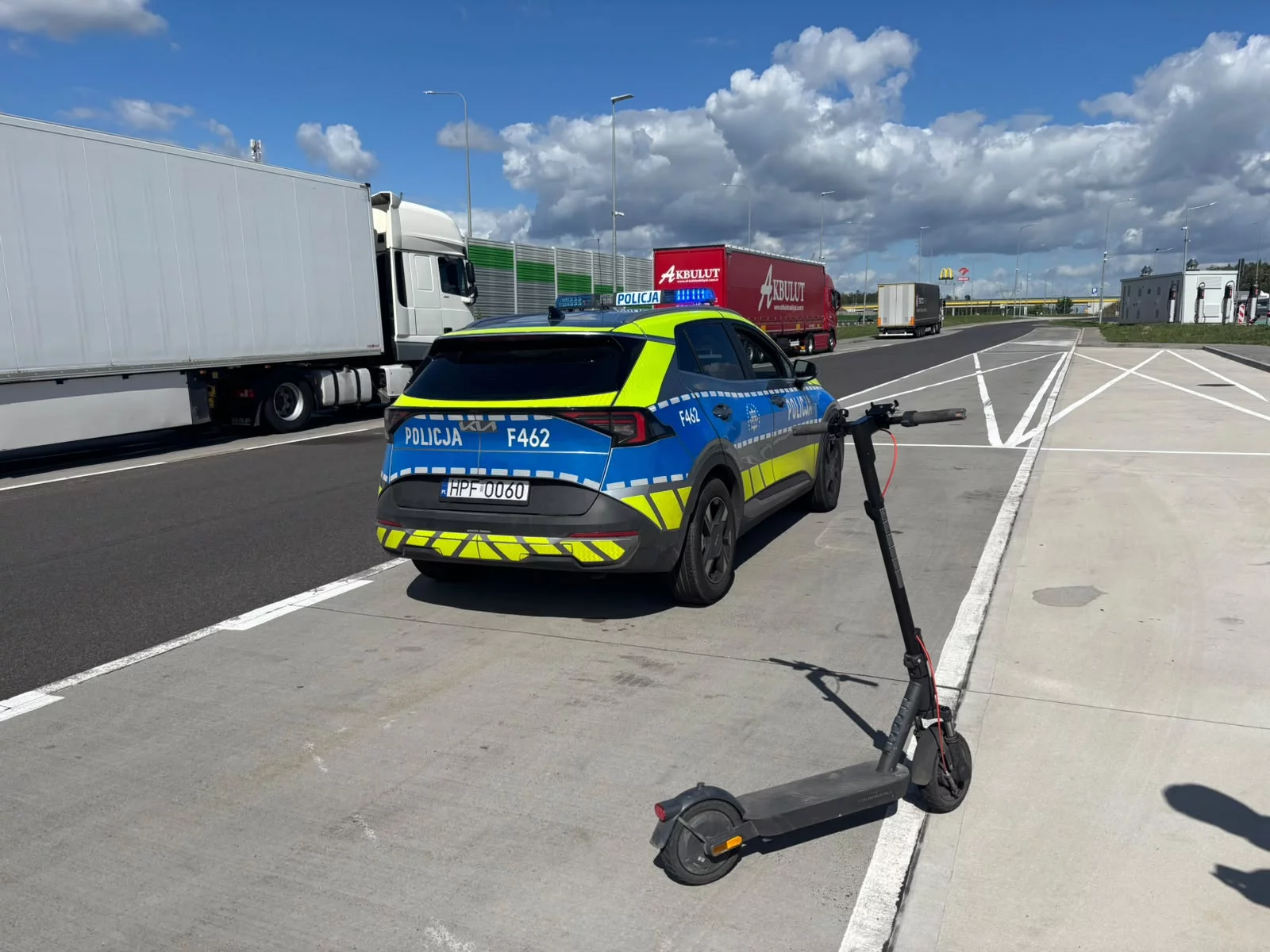Jechał hulajnogą elektryczną po autostradzie A1. Tak poprowadziła go nawigacja
