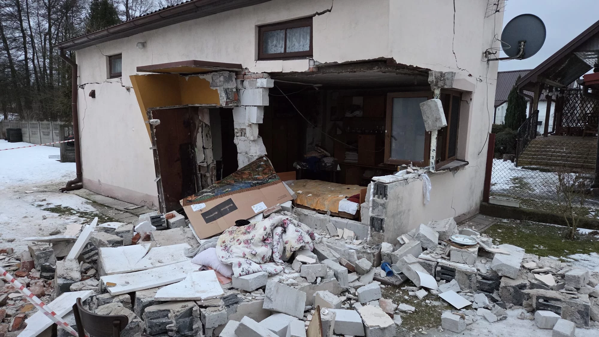 Wybuch gazu w domu niedaleko Piotrkowa. Seniorka źle użytkowała urządzenie, doszło do eksplozji