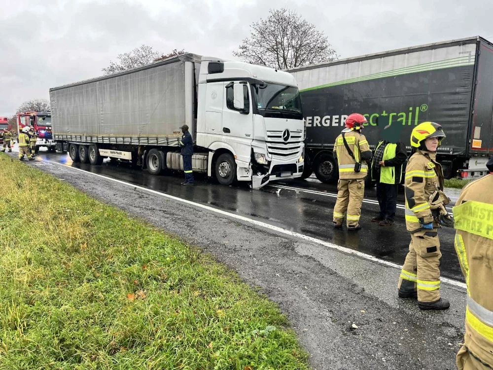 Wypadek na DK12 pod Piotrkowem z udziałem ciężarówki i osobówki
