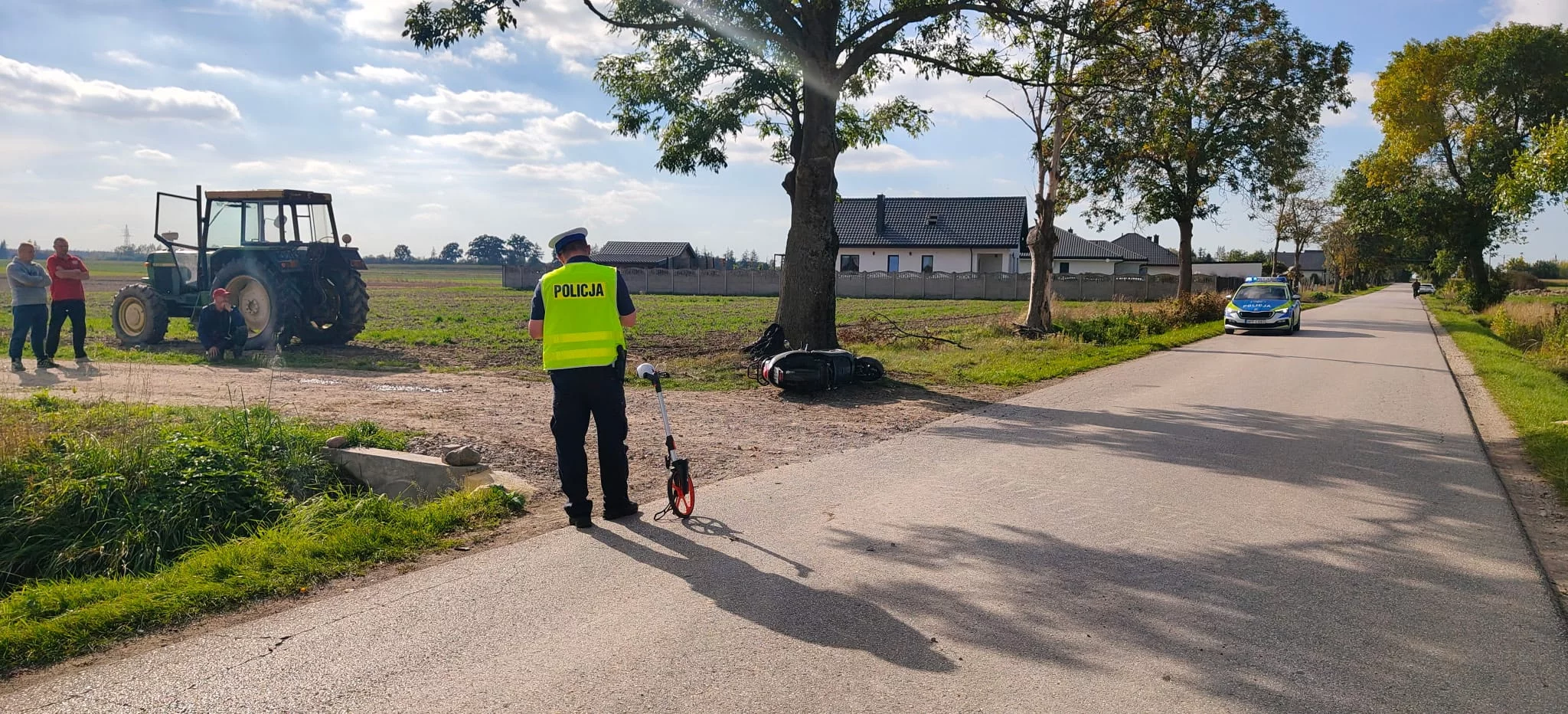 Dwie osoby ranne w wypadku pod Piotrkowem. Ciągnik rolniczy zderzył się z motorowerem