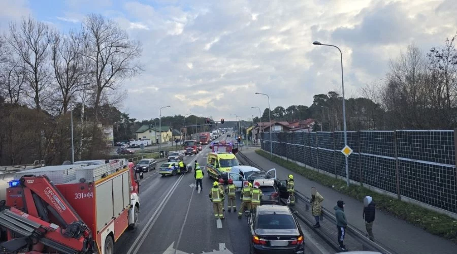Czołówka niedaleko Piotrkowa. Na miejscu służby