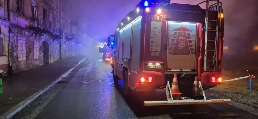 Pożar pustostanu w Piotrkowie. Na miejscu 8 zastępów straży pożarnej