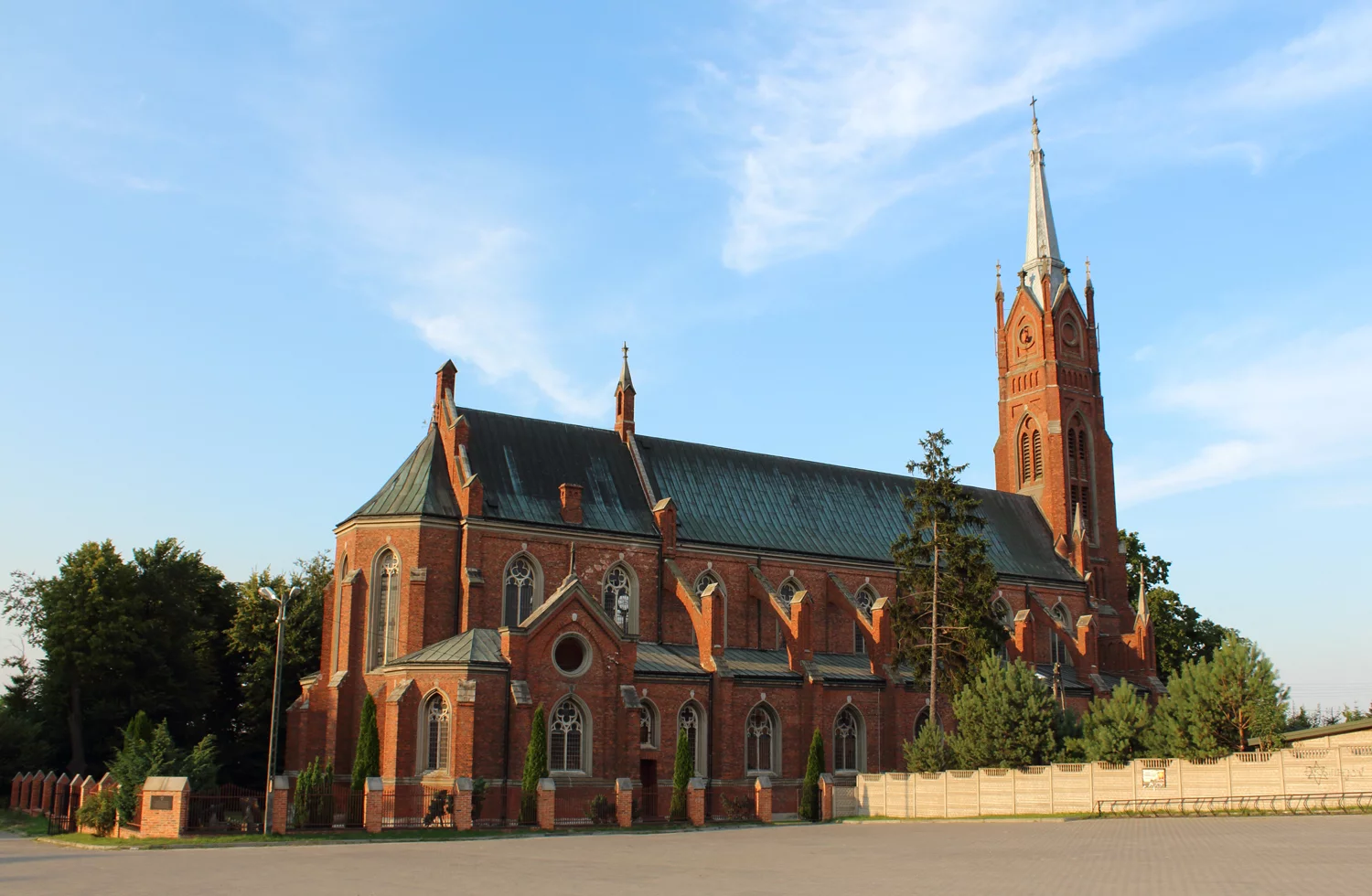 Kościół św. Floriana w Sulejowie to nie średniowieczna budowla. Ten sam piotrkowski architekt zaprojektował sąd w Piotrkowie [ZDJĘCIA]