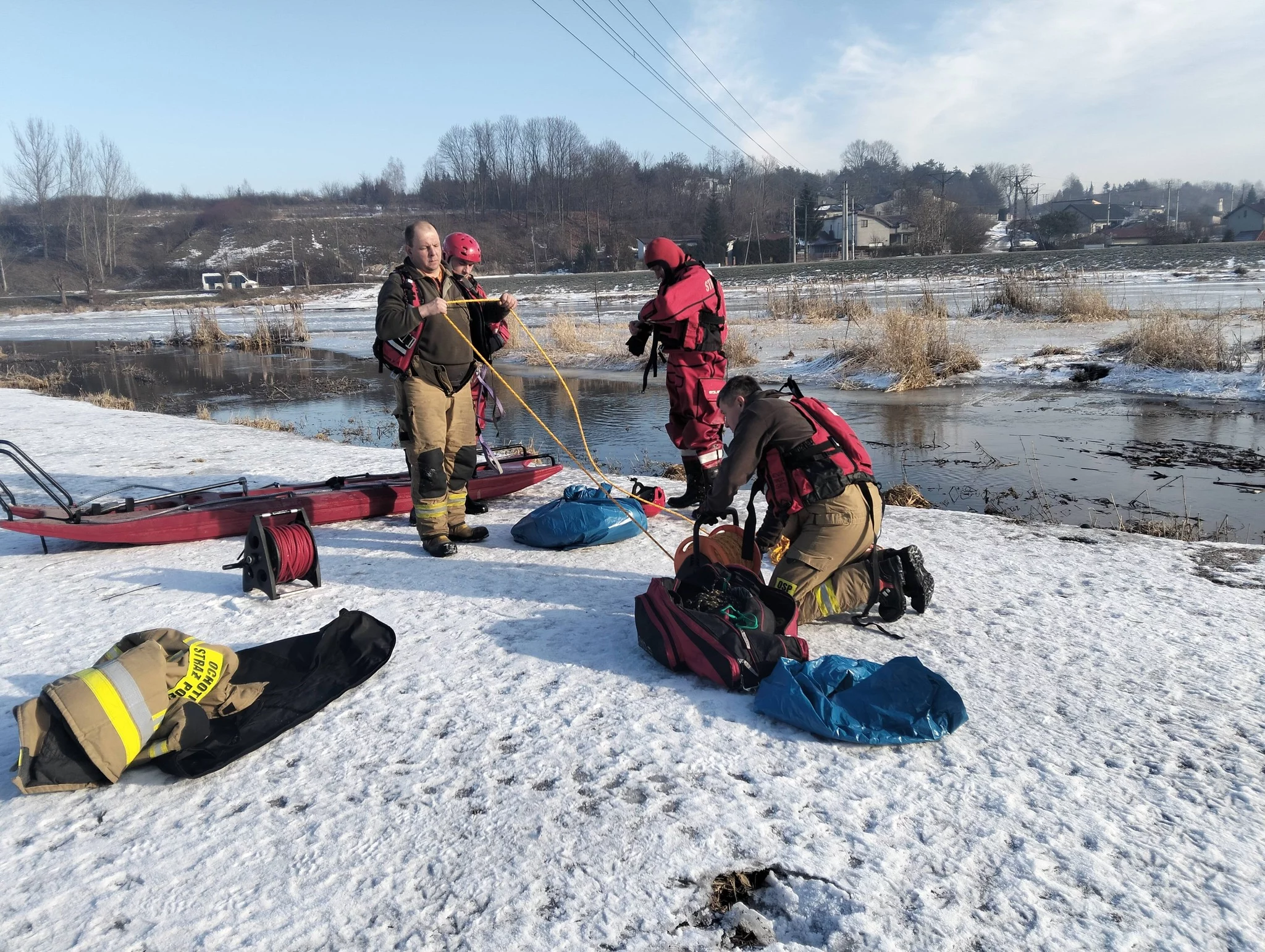 Martwe zwierzę na środku Pilicy. Interweniowali strażacy