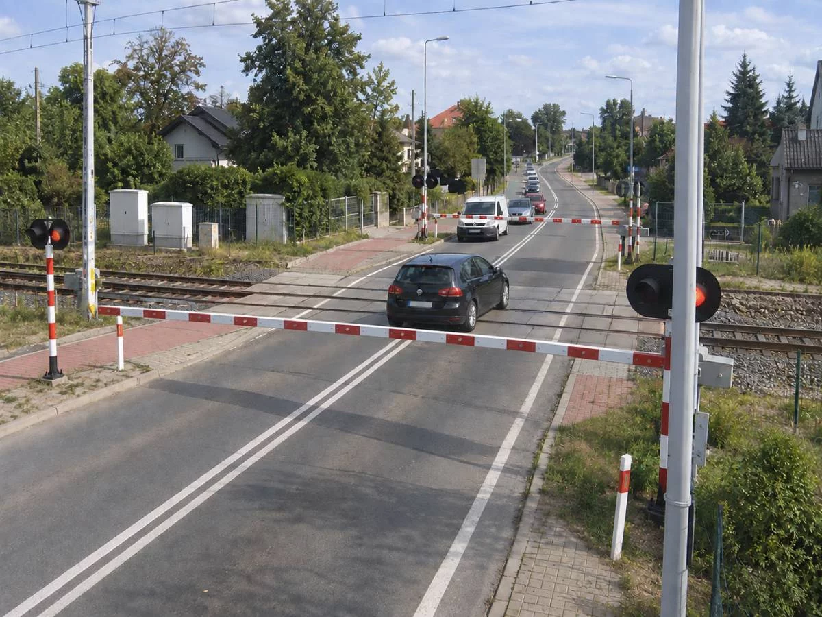 Utknąłeś na przejeździe kolejowym? PKP wyjaśnia jak wyłamać rogatkę