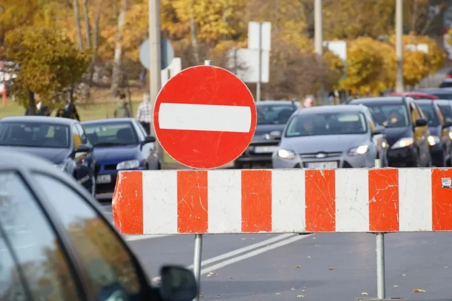 Utrudnienia w ruchu w powiecie. Służby zapowiadają zamknięcie dróg