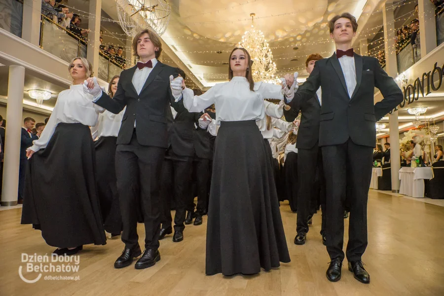 Polonez piotrkowskich uczniów to hit TikToka. Rusza sezon studniówkowy