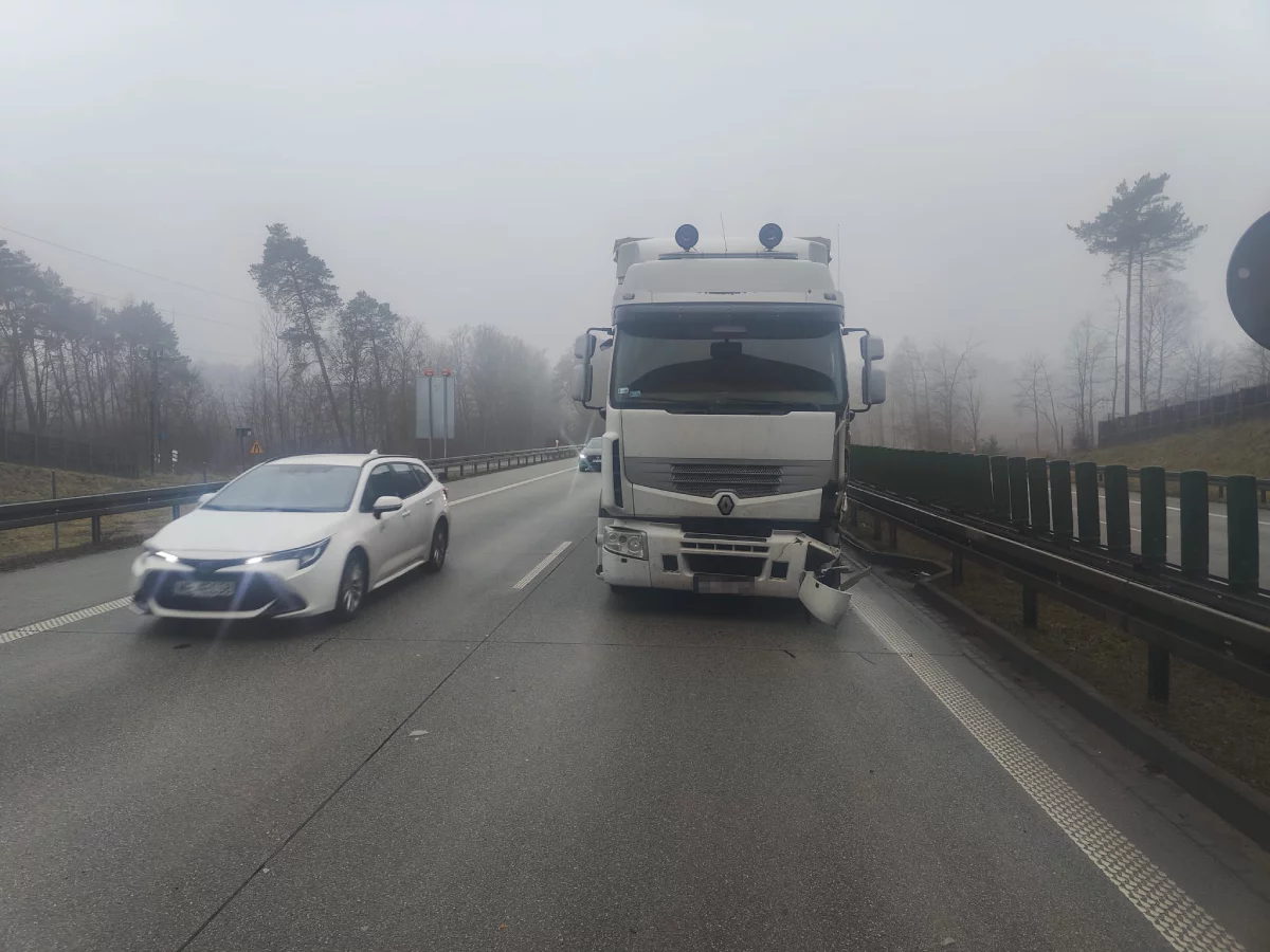 Wypadek na S8 pod Piotrkowem. Tir doprowadził do zderzenia z osobówką